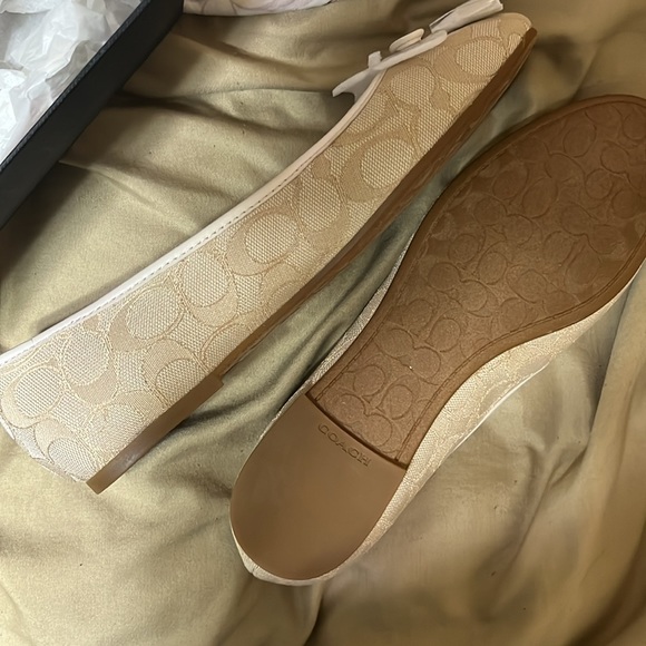 Coach women’s flats - Picture 4 of 4